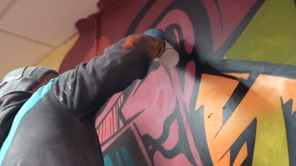 Hombre dibujo graffiti — Vídeo de stock