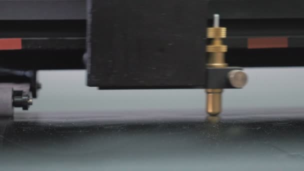 Машина лазерной резки на работе — стоковое видео