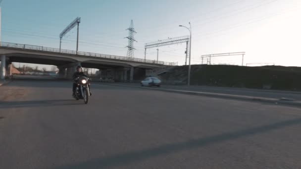 Hombre montando motocicleta — Vídeos de Stock