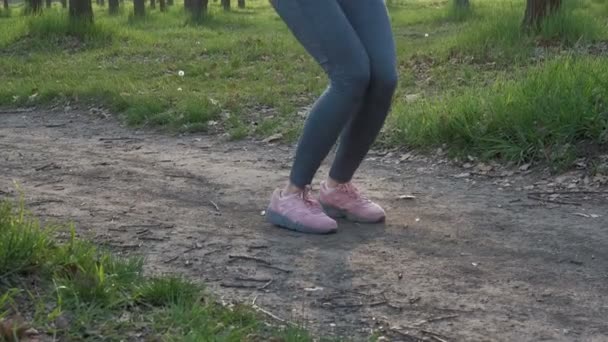 Mulher fazendo exercícios esportivos — Vídeo de Stock