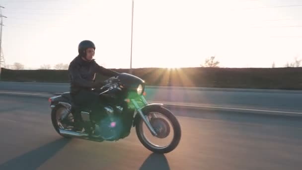 Man riding motorcycle — Stock Video