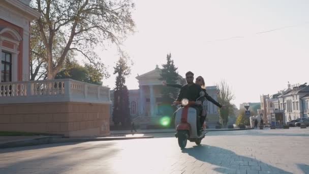 Ζευγάρι Καβάλα μοτοποδήλατο στην πόλη — Αρχείο Βίντεο