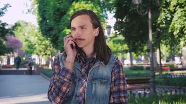 Hipster człowieka za pomocą mobilnych — Wideo stockowe