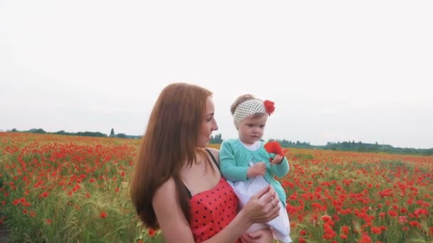 Mujer feliz con hija — Vídeos de Stock