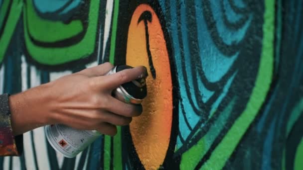 Mann zeichnet Graffiti an Hauswand — Stockvideo