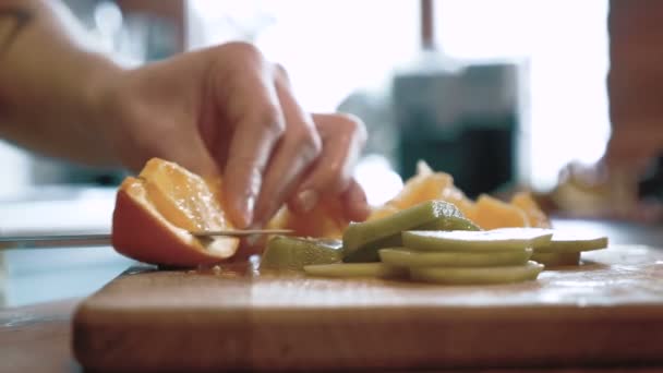 Frutos de corte masculinos — Vídeo de Stock