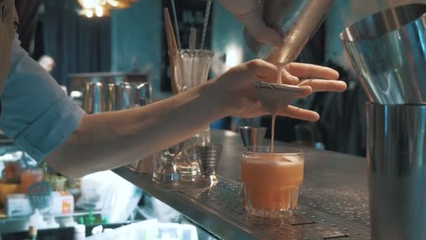 Barman haciendo cóctel bebida — Vídeos de Stock