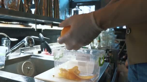 Barman corte de frutas — Vídeos de Stock