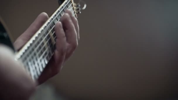 Uomo suonare la chitarra — Video Stock