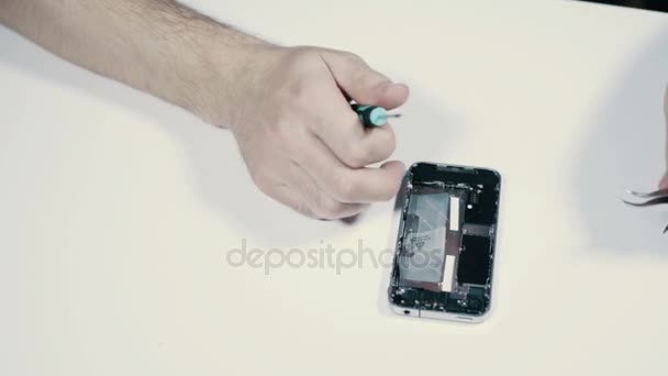 Ο άνθρωπος στα χέρια επισκευή Smartphone — Αρχείο Βίντεο