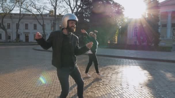 Hipster pareja bailando en la ciudad — Vídeos de Stock