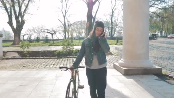 Mulher com bicicleta de engrenagem fixa — Vídeo de Stock