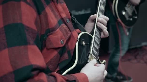Homens tocam guitarras no estúdio — Vídeo de Stock