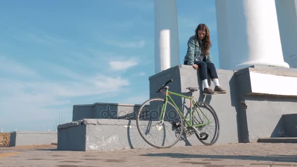 Женщина с фиксированной передачей велосипед — стоковое видео