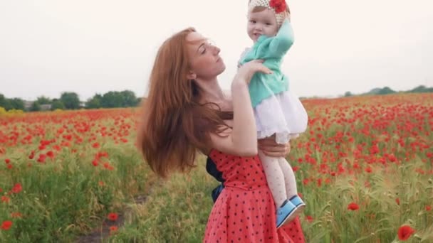 Ευτυχισμένη γυναίκα με κόρη — Αρχείο Βίντεο