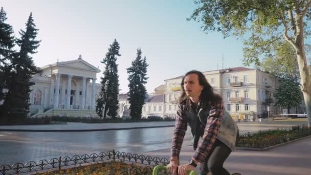 Hipster Man andar de bicicleta — Vídeo de Stock