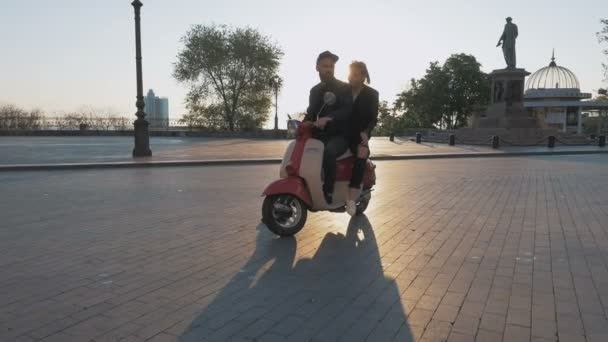 Ζευγάρι με μοτοποδήλατο στο κέντρο της πόλης — Αρχείο Βίντεο