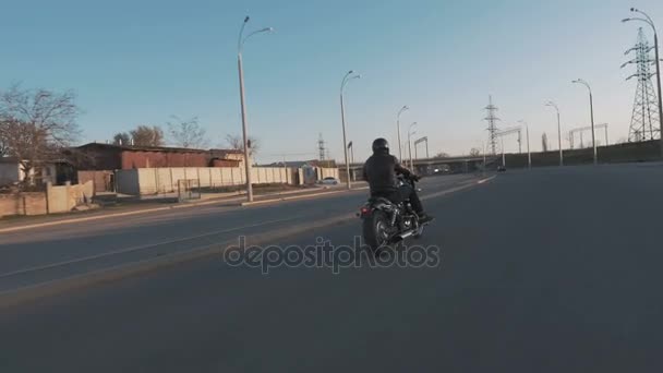 Людина їзда мотоцикл — стокове відео