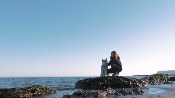 Mujer con husky en la costa — Vídeo de stock