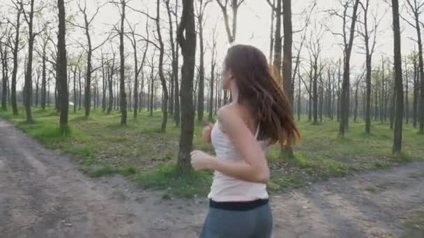 Çekici kadın koşu — Stok video