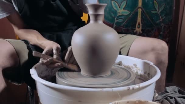Homme créant vase en céramique — Video
