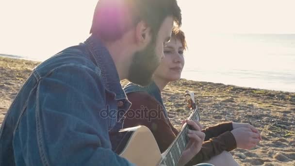 Homme jouant de la guitare pendant le coucher du soleil — Video