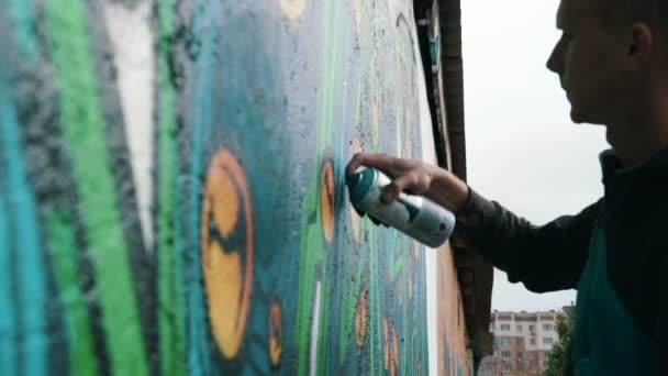 Uomo che disegna graffiti sul muro della strada — Video Stock