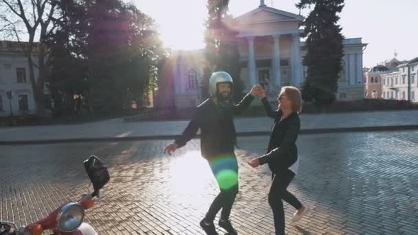 Hipster pareja bailando en la ciudad — Vídeo de stock