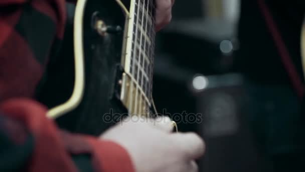 Los hombres tocan guitarras en Studio — Vídeo de stock