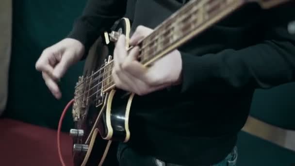 Hombre tocar la guitarra — Vídeo de stock