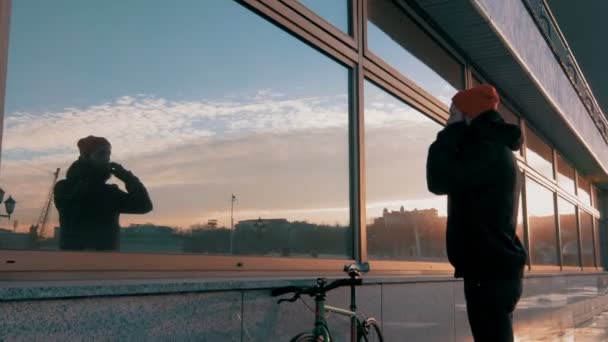 Hipster 남자와 고정 기어 자전거 — 비디오
