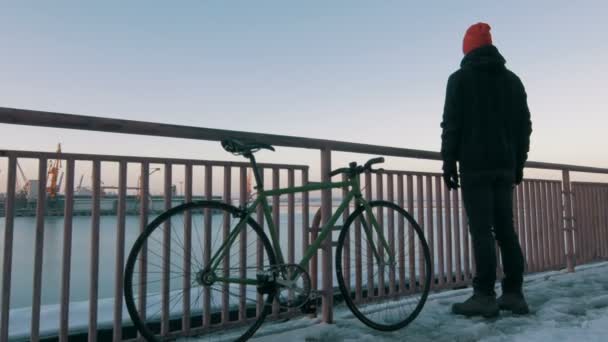 Homem hipster com bicicleta de engrenagem fixa — Vídeo de Stock