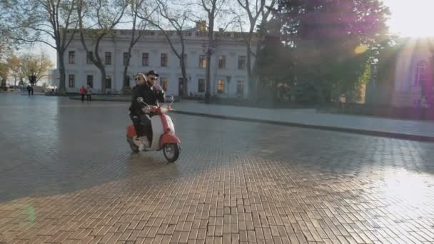 Couple cyclomoteur en ville — Video