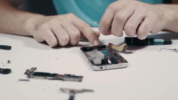 Man handen reparatie Smartphone — Stockvideo