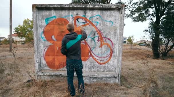 Hombre dibujo graffiti en la pared de la calle — Vídeos de Stock