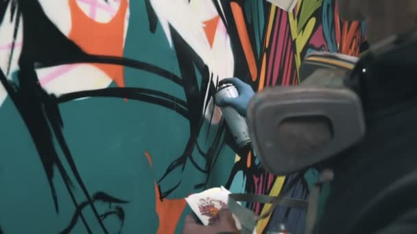 Mann zeichnet Graffiti — Stockvideo