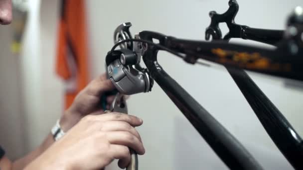 Pria memperbaiki sepeda di garasi — Stok Video