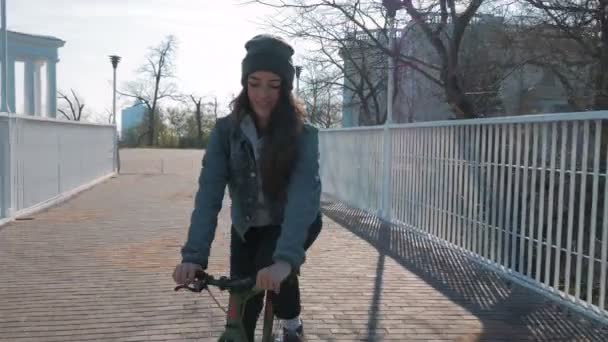 Frau fährt Fahrrad mit festem Gang — Stockvideo