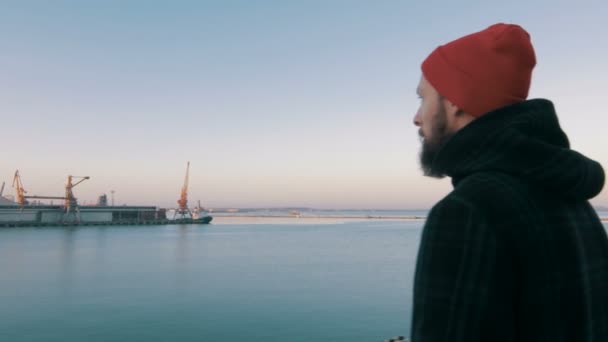 Muž, který sledoval moře v zimě — Stock video