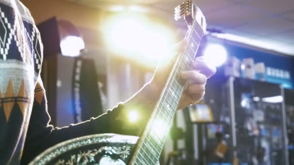 Młody człowiek grać na gitarze — Wideo stockowe