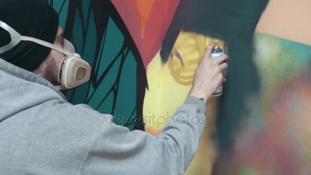 Человек рисует граффити — стоковое видео