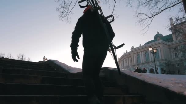 Hombre hipster con bicicleta de engranaje fijo — Vídeo de stock