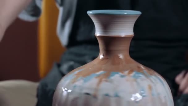 Man modeling ceramic vase — Stock Video