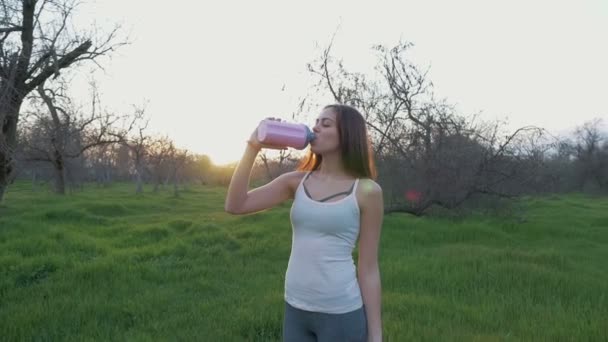 Mujer beber agua — Vídeos de Stock