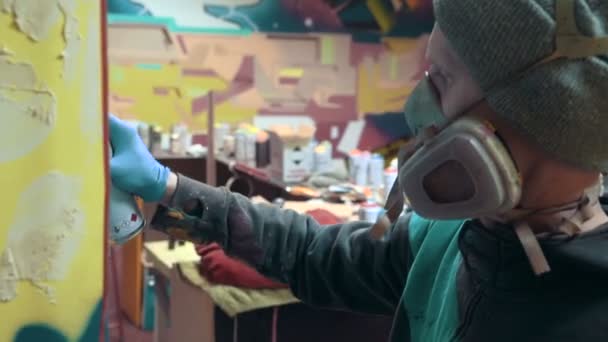 Hombre dibujo graffiti — Vídeo de stock