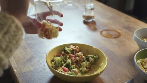 Vrouwelijke koken in de keuken — Stockvideo