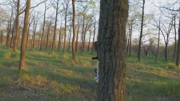 Femme courir avec husky dans la forêt — Video