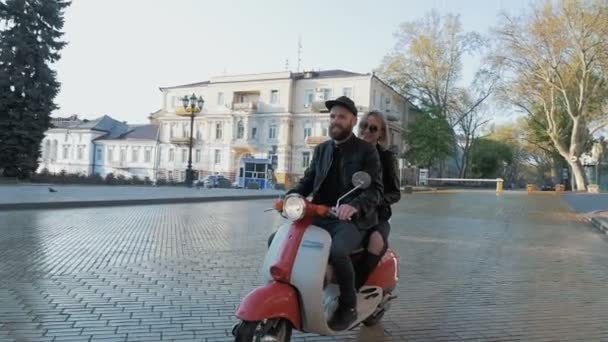 Пара езда на мопеде в городе — стоковое видео