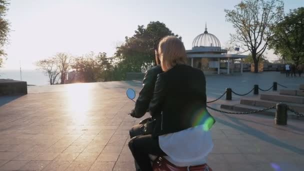 Casal equitação ciclomotor no por do sol — Vídeo de Stock