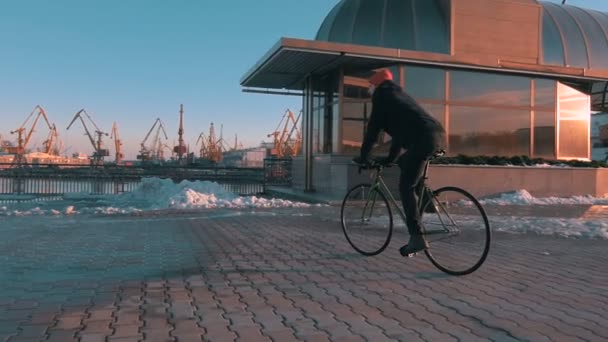 Hombre montando en bicicleta de engranaje fijo — Vídeos de Stock